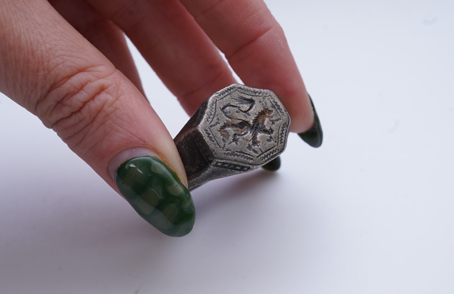 A heraldic signet ring, England, 15th/16th century